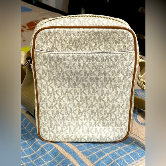 Michael Kors - Jet Set Travel Medium Logo Crossbody Bag - Picture 6 of 13